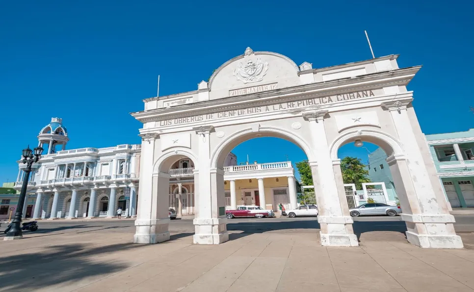 Esculturas del patio: El Arco de Triunfo de Cienfuegos, único en Cuba
