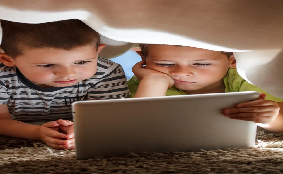 Polonia impulsa una ley para prohibir el acceso a redes sociales a menores de 15 años